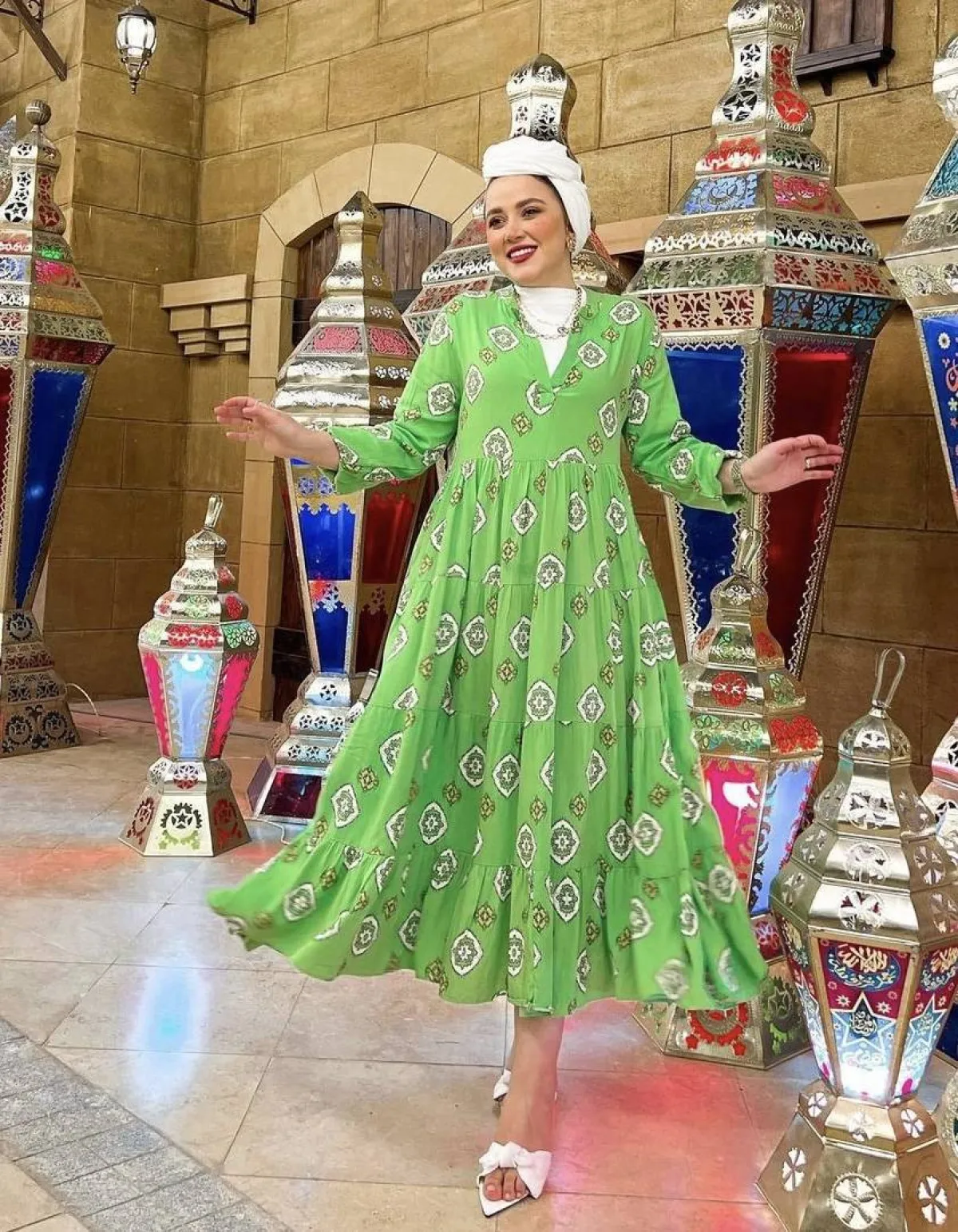 بطوطة نصر بالفستان المطبع