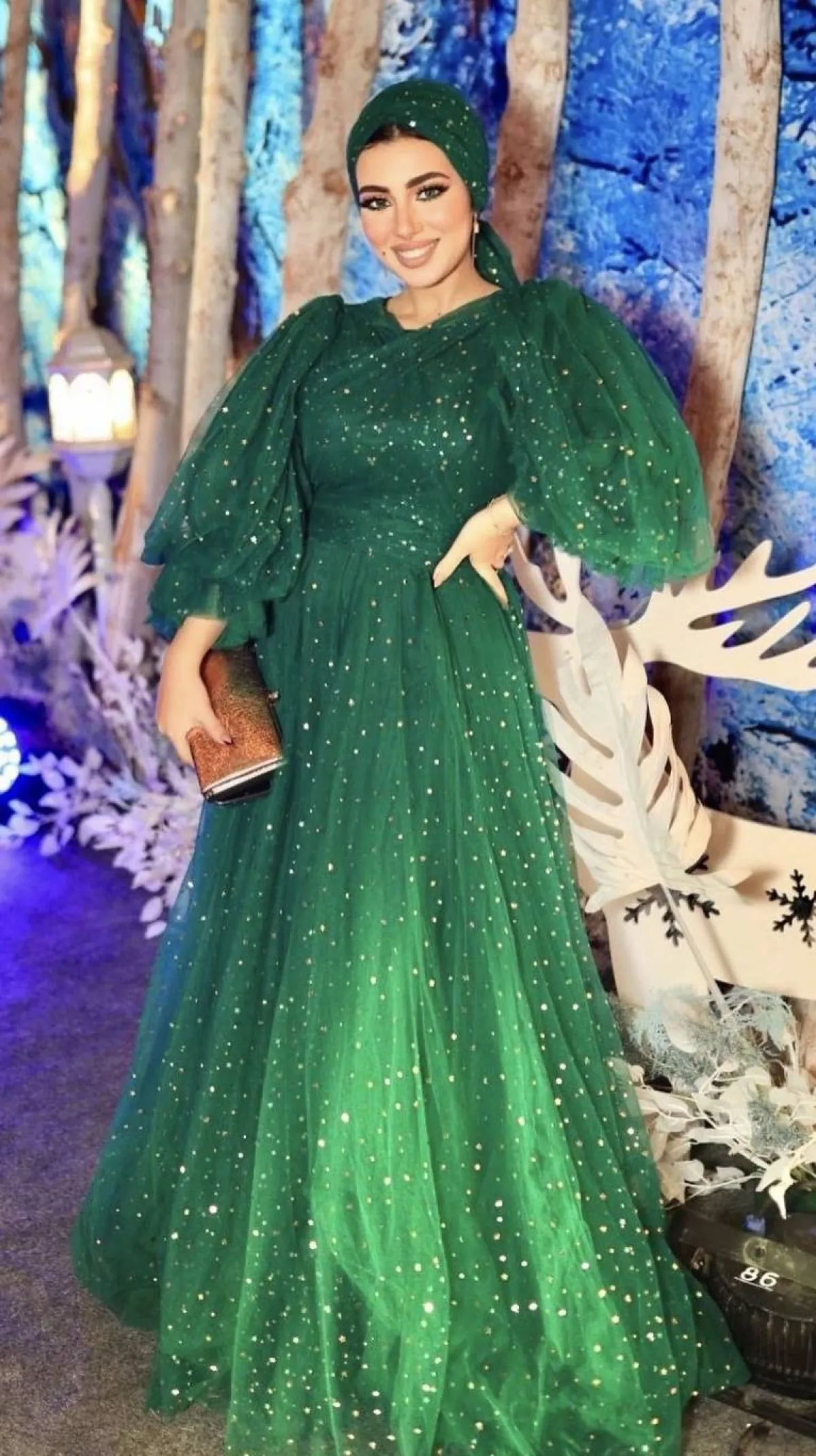 هدير عاطف بالفستان اللامع