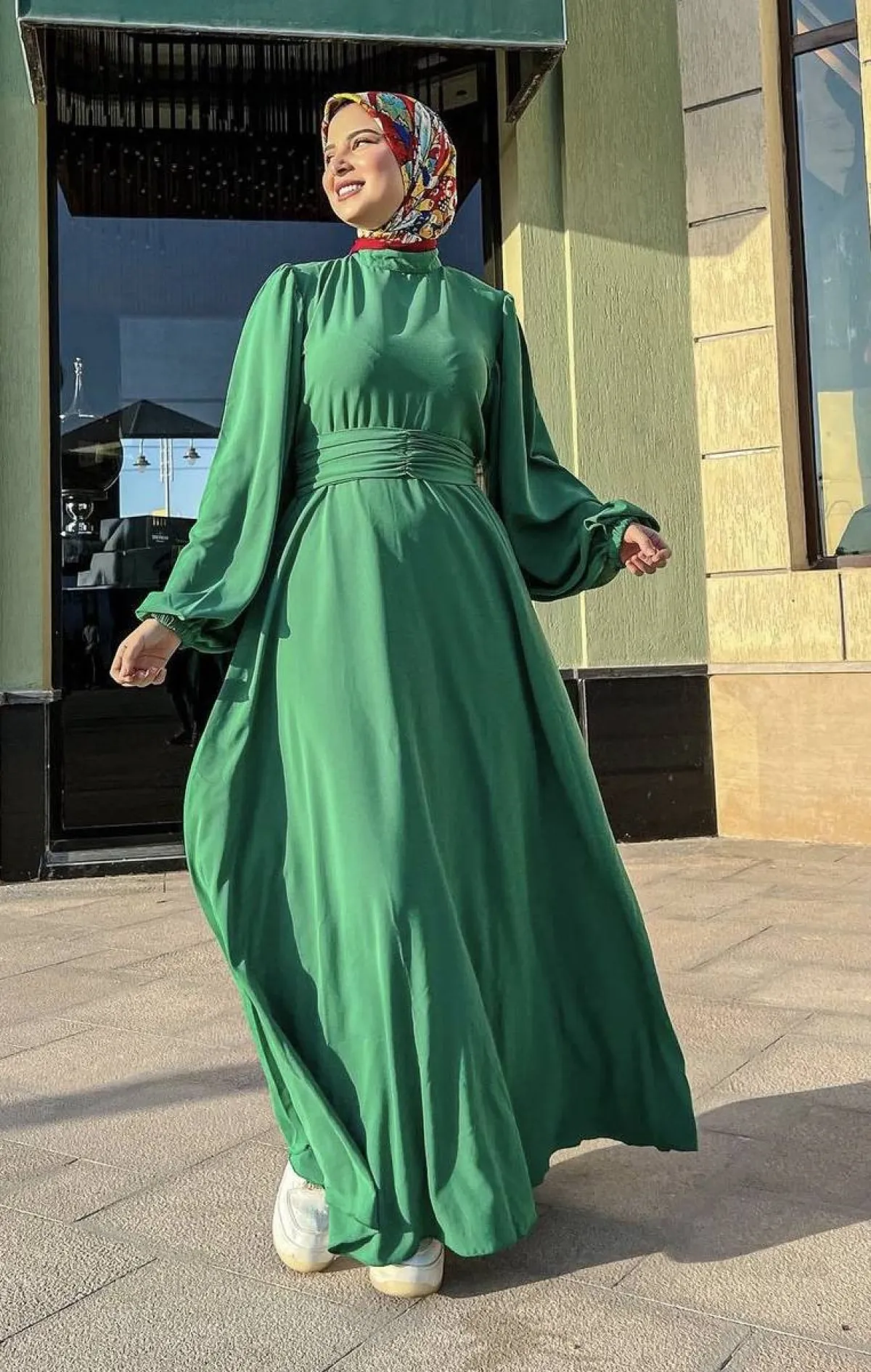 جهاد البنا بفستان بخصر ضيق