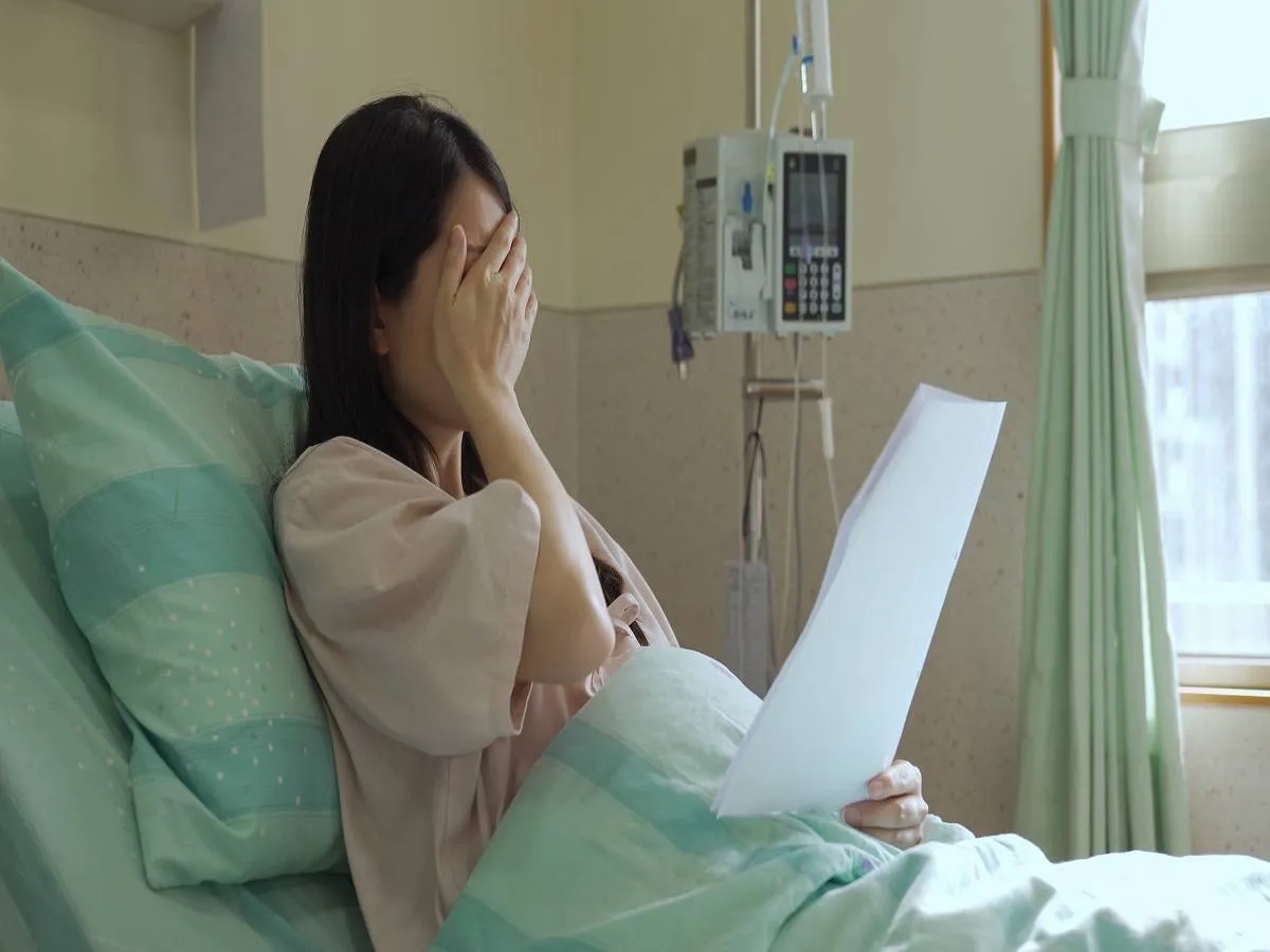 صورة لامرأة تبكي