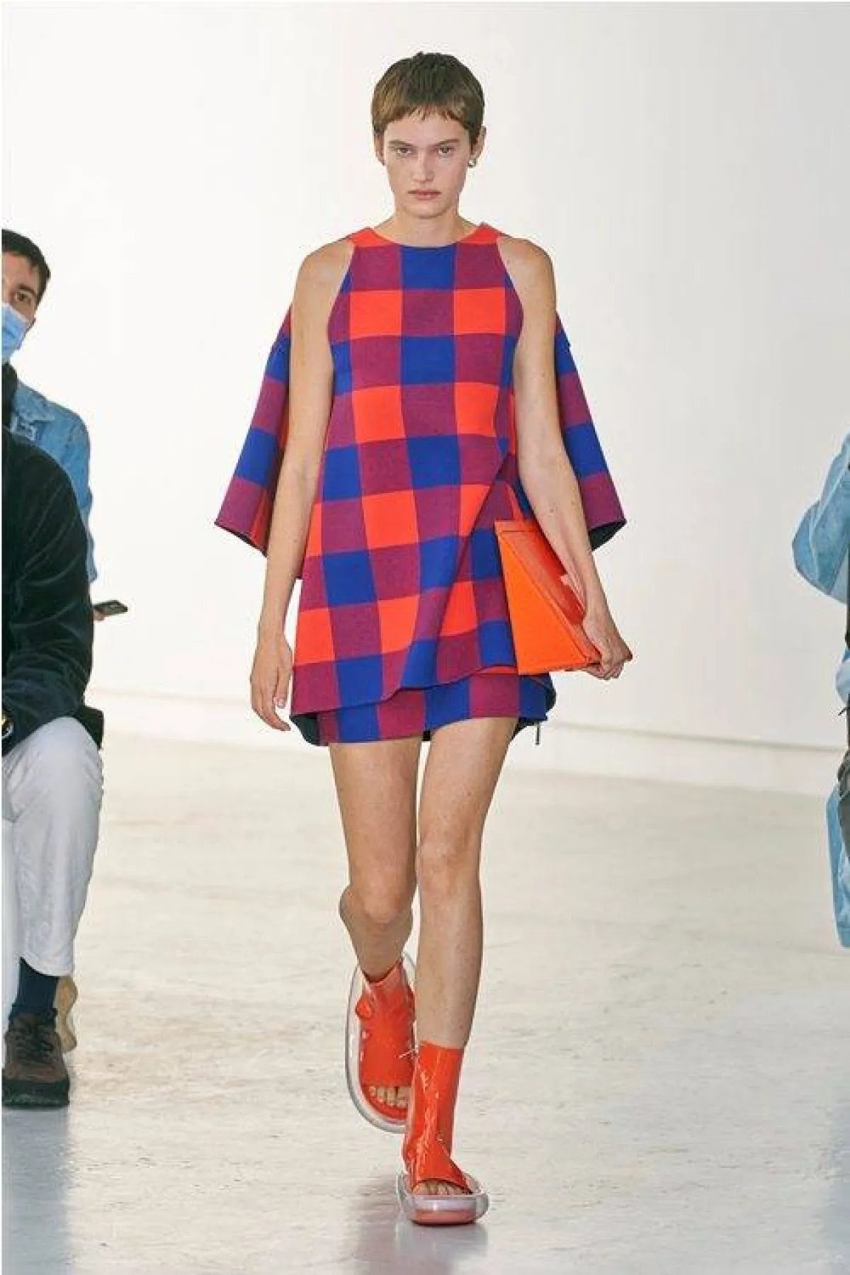 تنسيق اللون البرتقالي والأزرق من تشانغ اكسي  Shang Xia