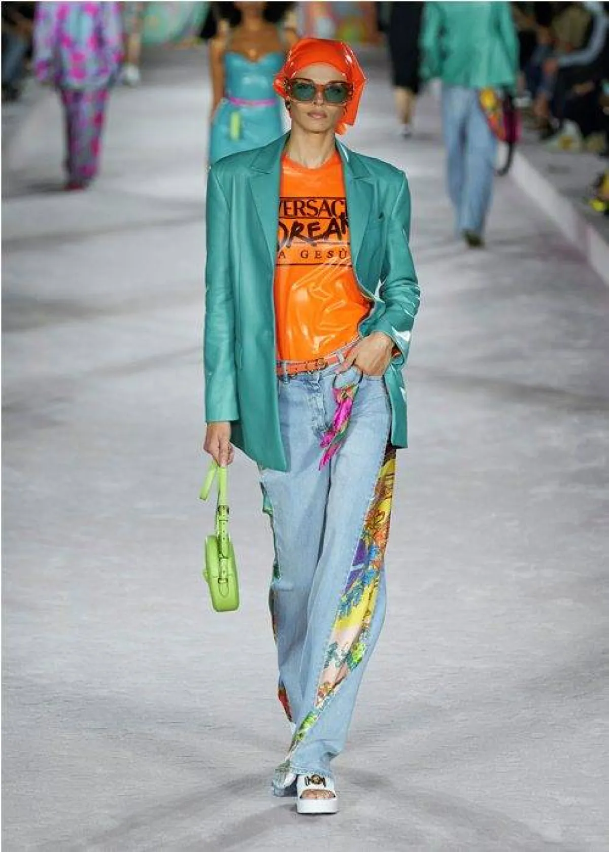 تنسيق اللون البرتقالي والأزرق من فيرساتشي  Versace