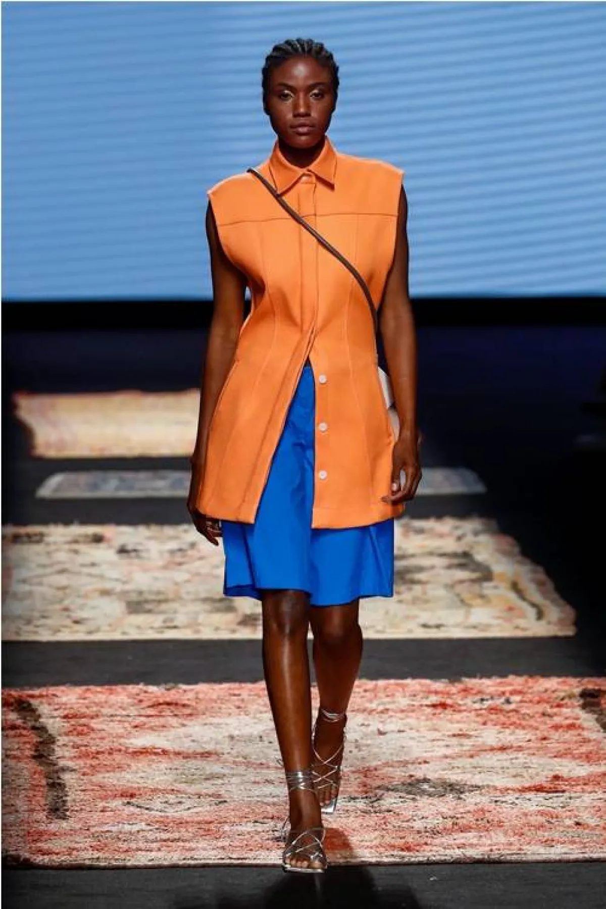 تنسيق اللون البرتقالي والأزرق من دوارتي  Duarte