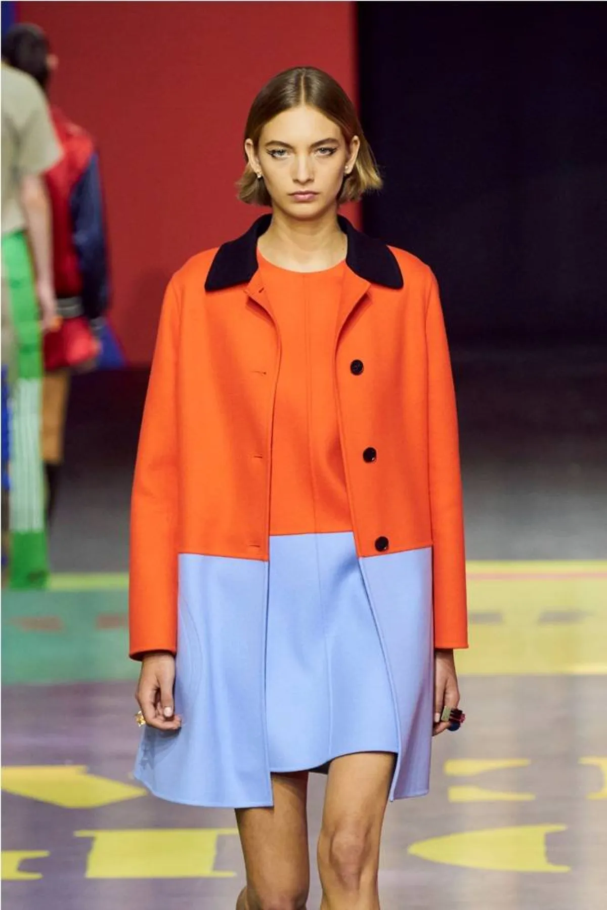 تنسيق اللون البرتقالي والأزرق من كريستيان ديور  Christian Dior