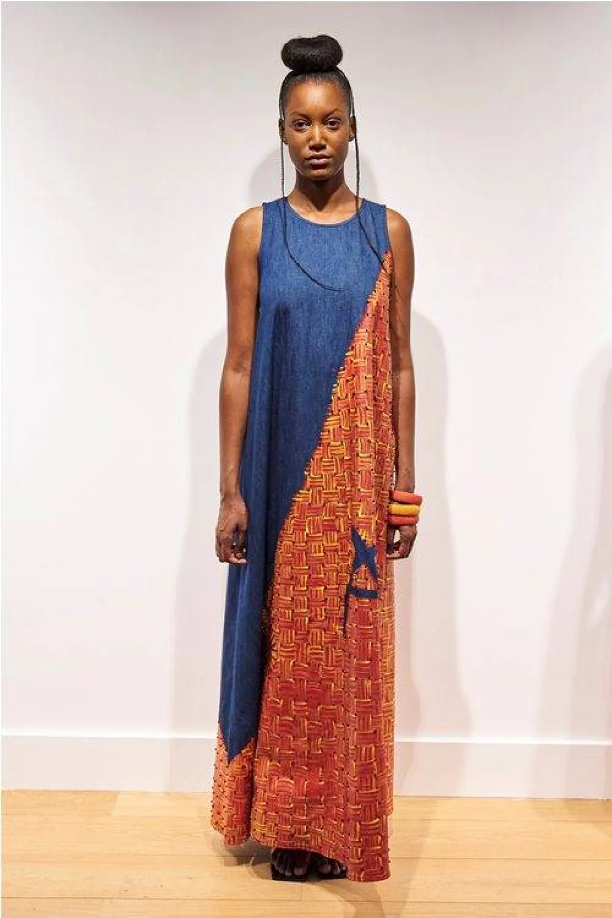 تنسيق اللون البرتقالي والأزرق من موسي   Mossi