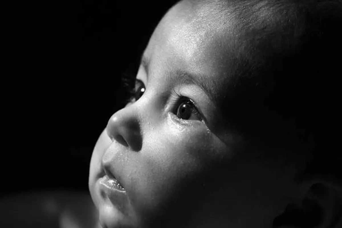 صورة لعيني طفل حولهما هالات سوداء