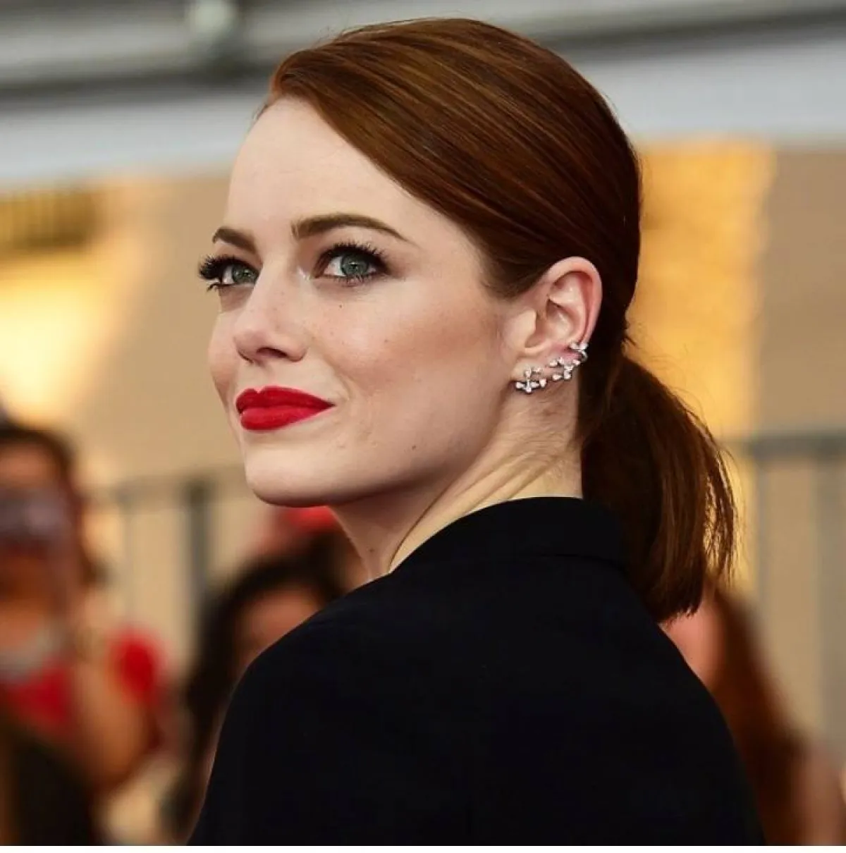 تسريحات شعر مرفوعة من إيما ستون