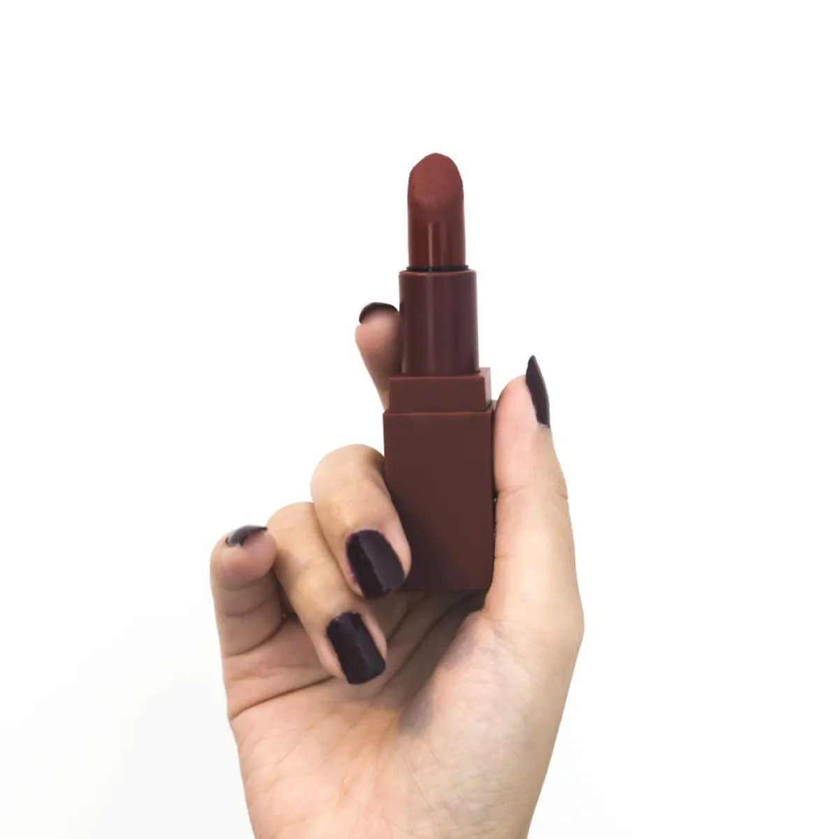 أجمل درجات أحمر الشفاه البني الغامق