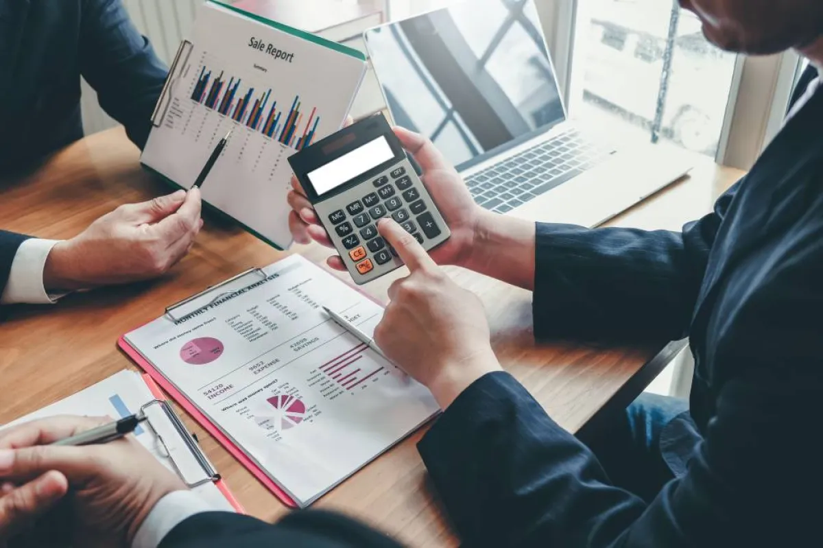 بسبب مهارات التفكير النقدي التي يمتلكها خريجي إدارة الأعمال يتمكنون من مساعدة المؤسسات على العمل بكفاءة