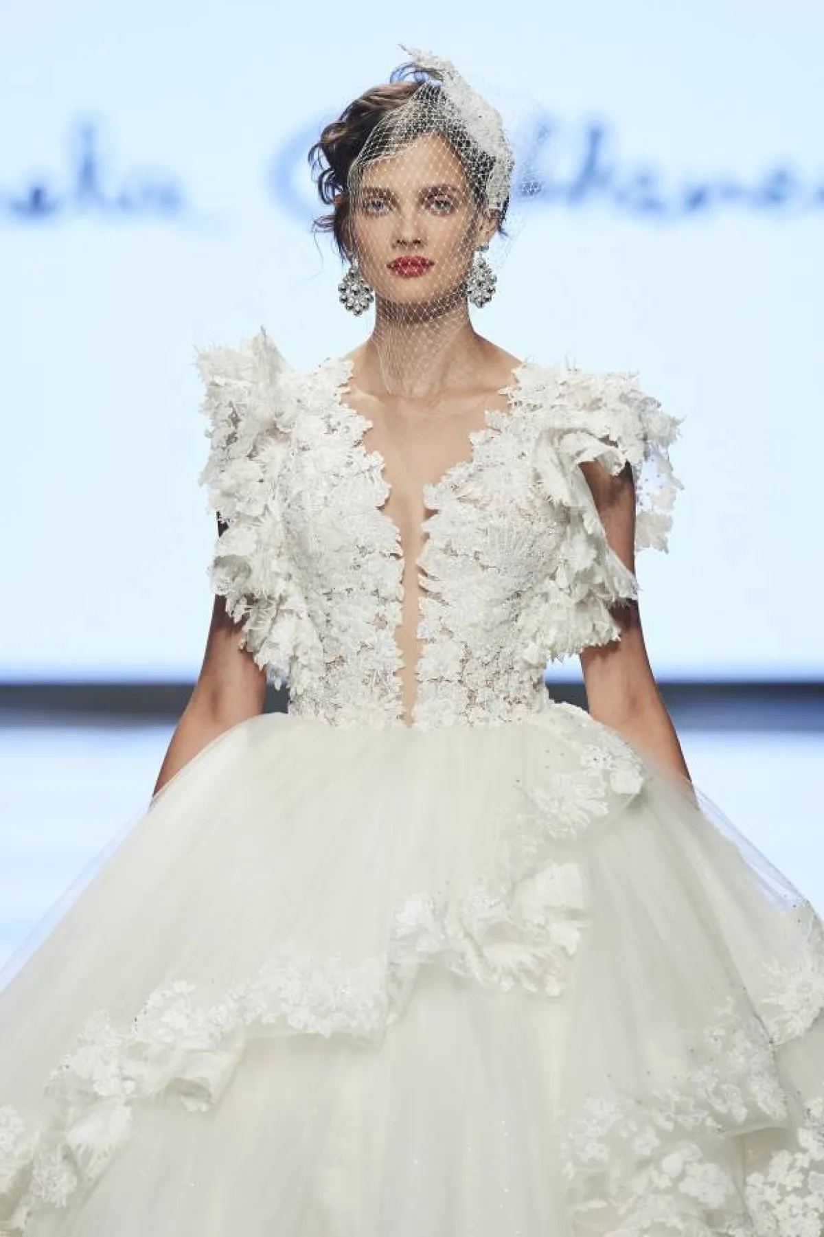 فستان زفاف ابيض مع مشبك للراس 