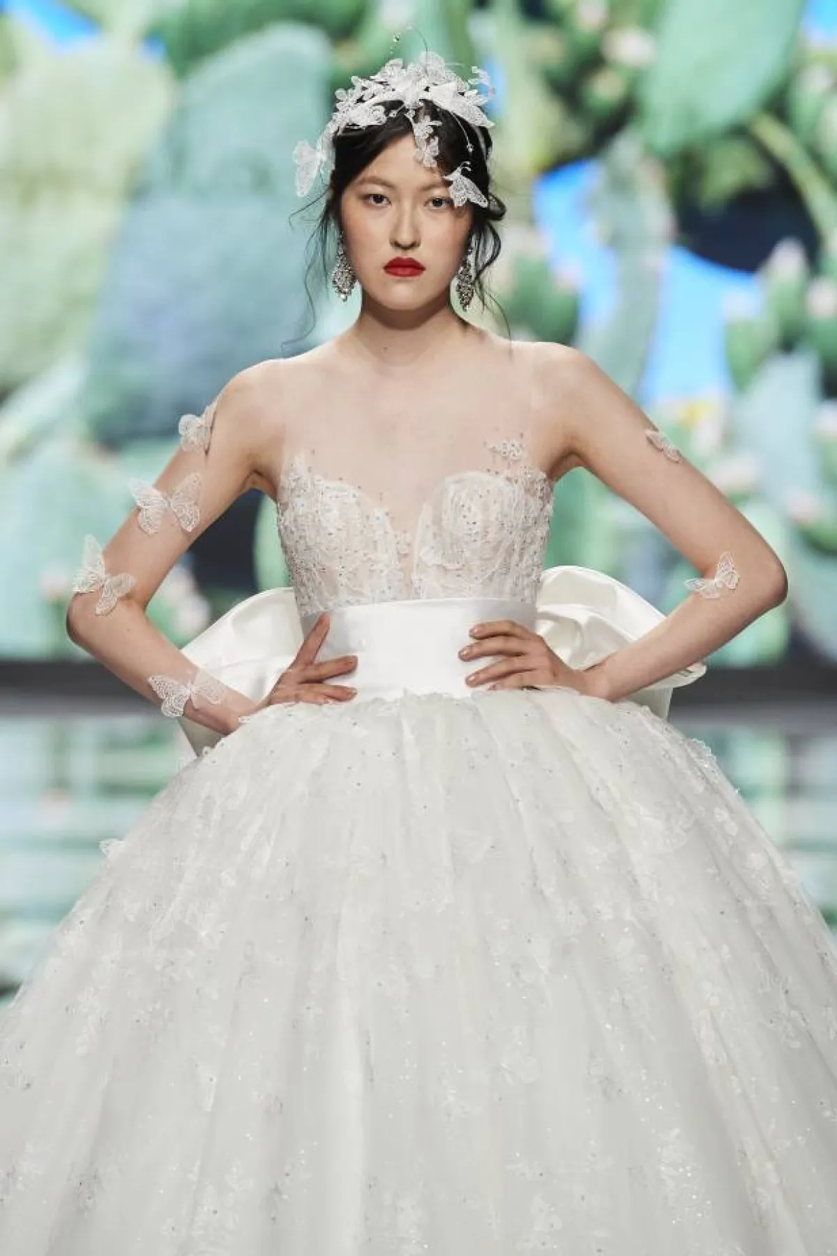 فستان زفاف مع مشبك 