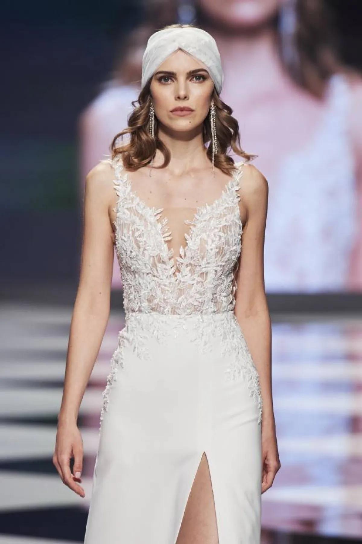 فستان ضيق مع عصبة للرأس