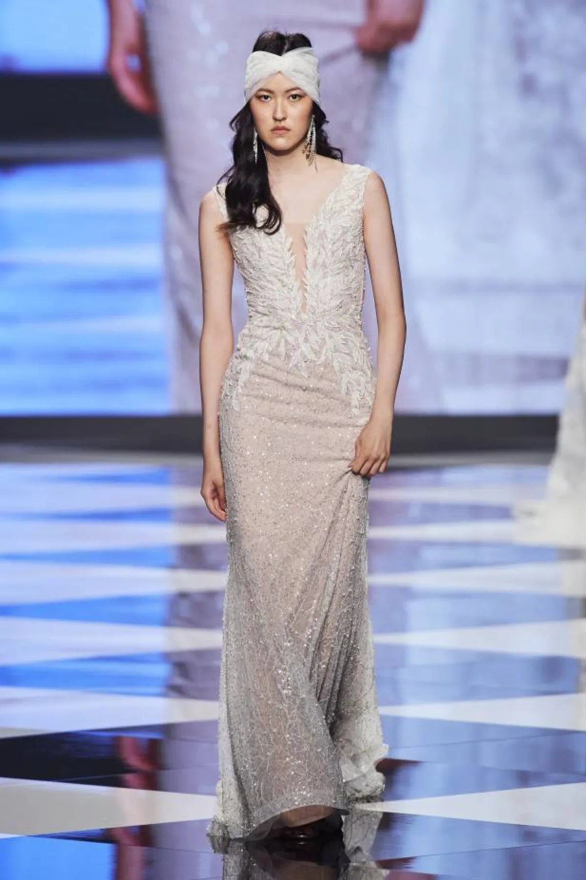 فستان ضيق مع عصبة للراس