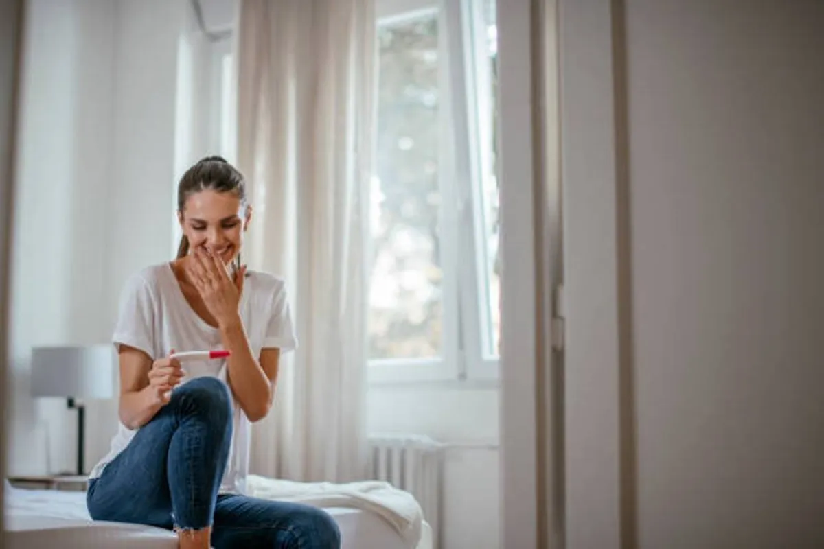 صورة لحامل فرحة بنتائج التحاليل