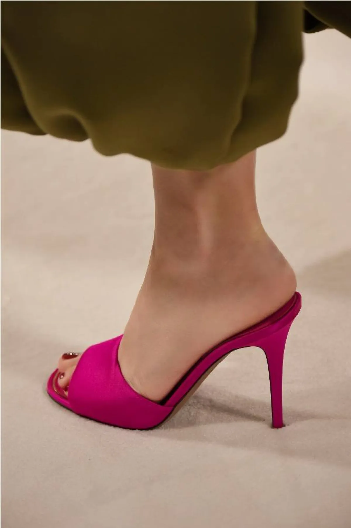 موديلات أحذية باللون الفوشيا من فالنتينو  Valentino