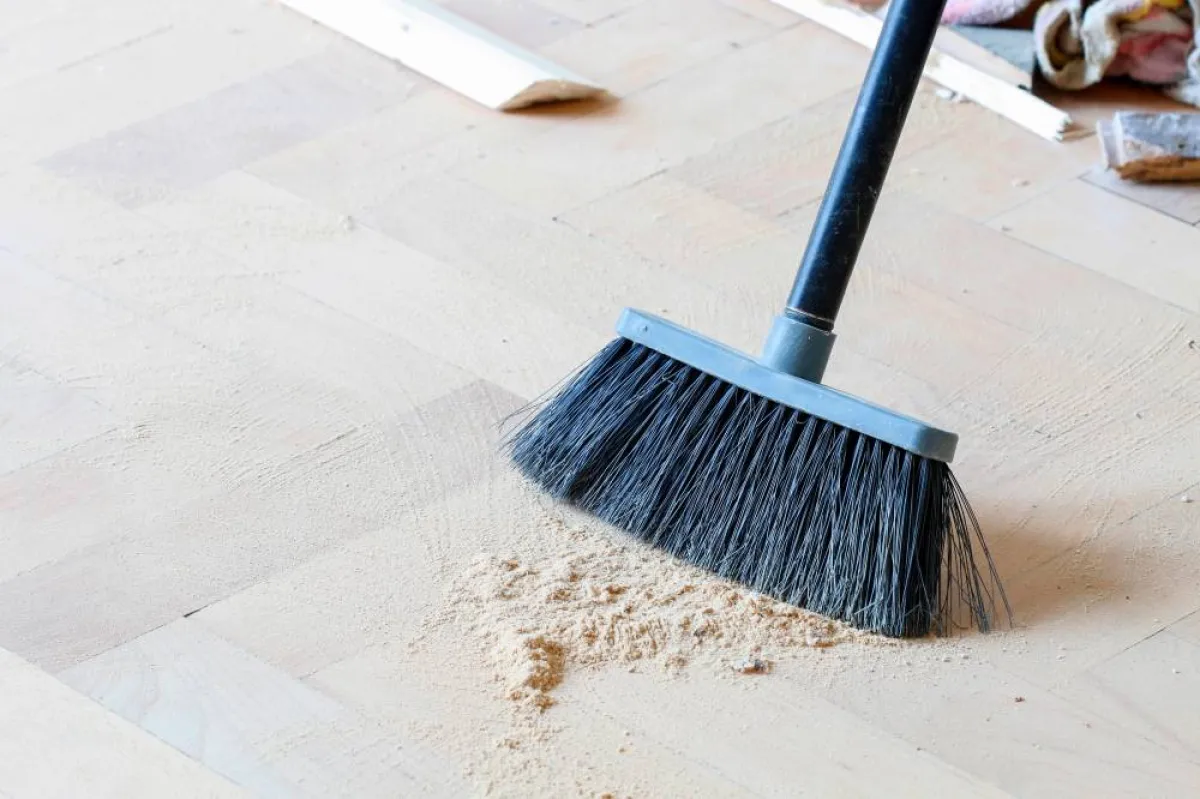 إزالة الأوساخ والقمامة في المنزل