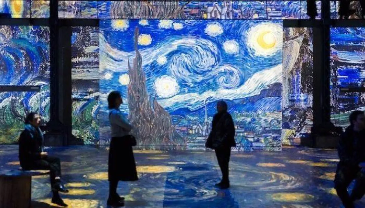 المعرض الفني هو الفضاء الإبداعي الذي تلتقي فيه الفنون بمختلف أنواعها - الصورة من موقع exhibitionglobe-com