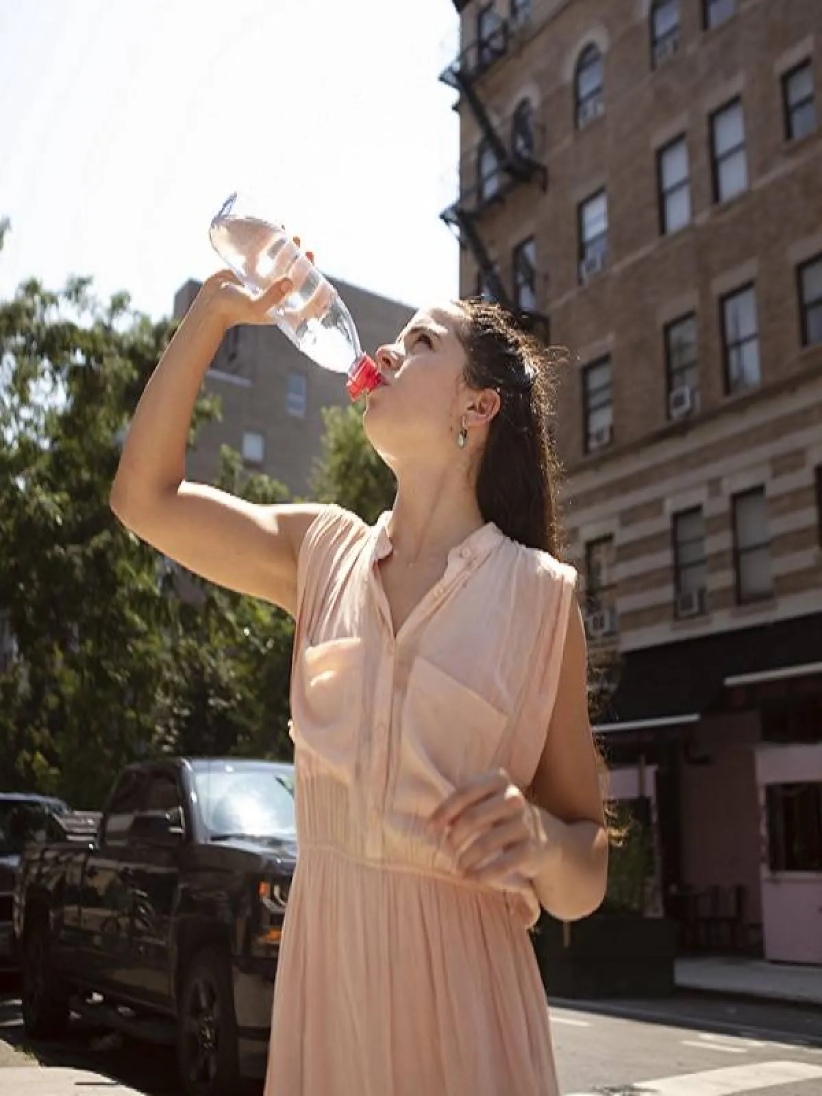 شرب كمية كافية من الماء، يخفف وطأة ضربة الشمس