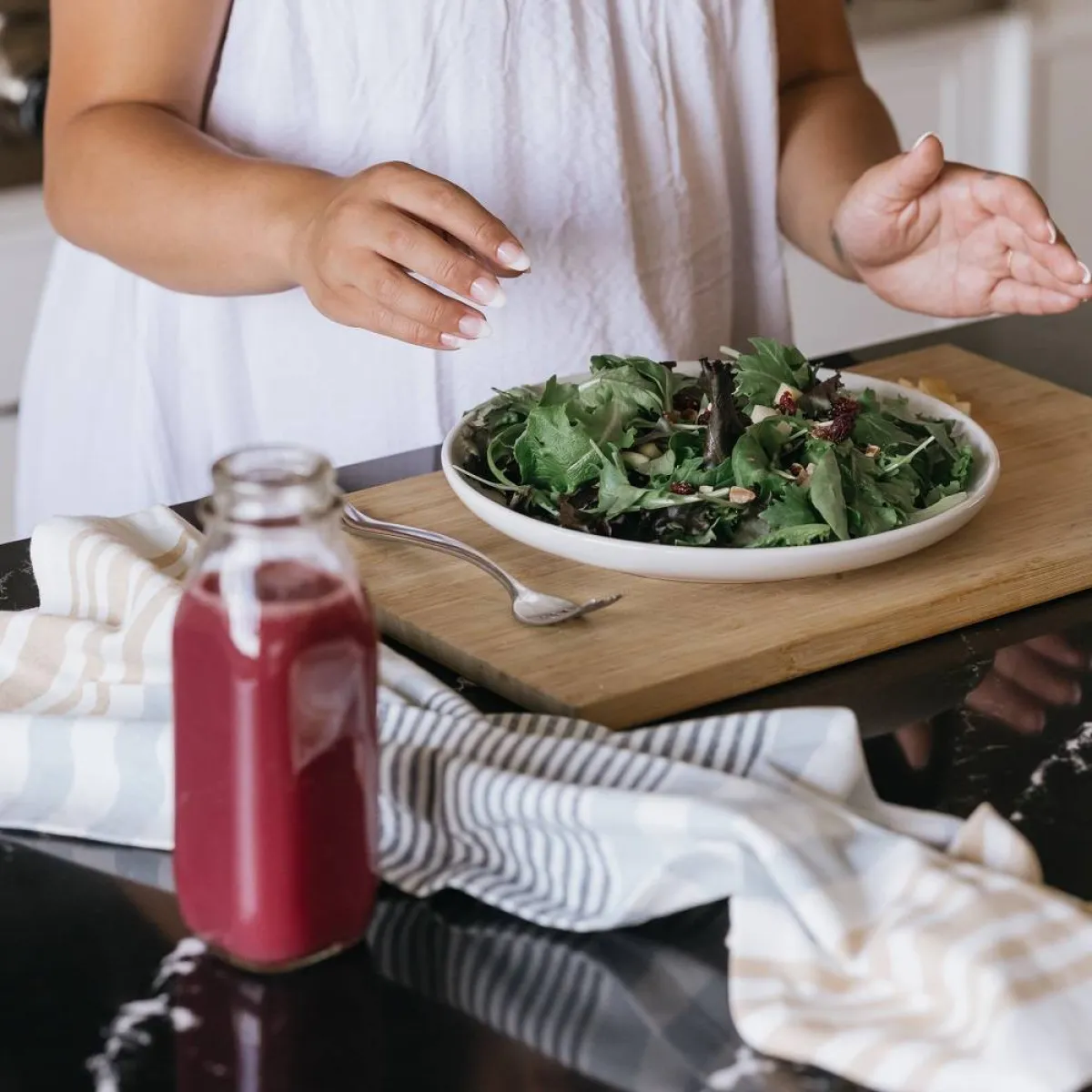 صورة لحامل تتناول الجرجير