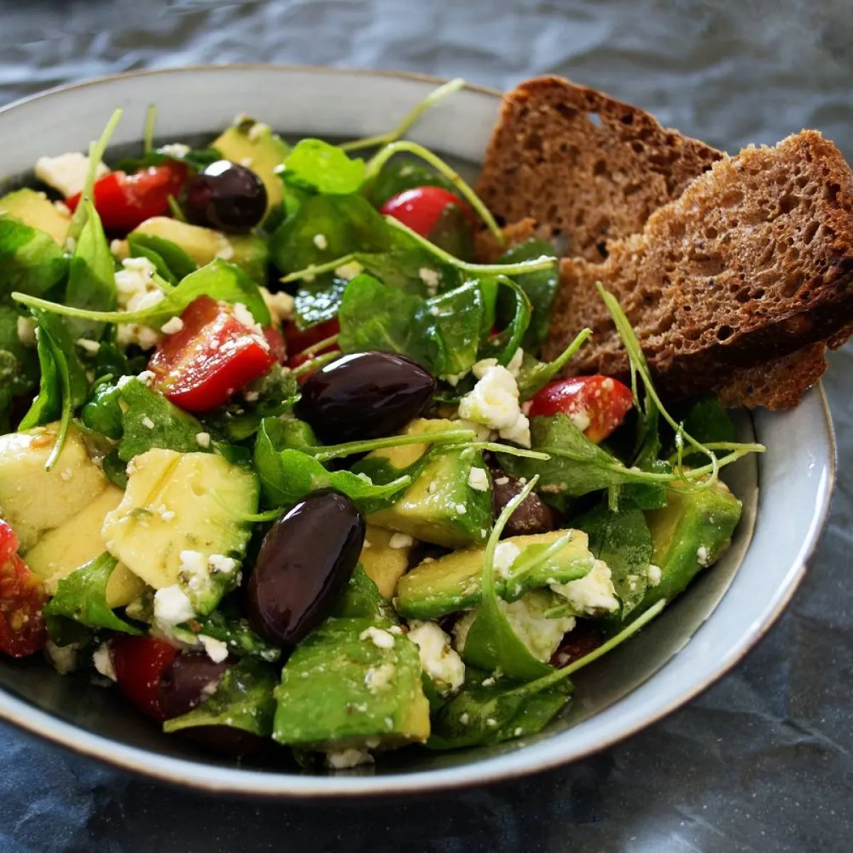 صورة لطبق يحوي أعواداً من الجرجير