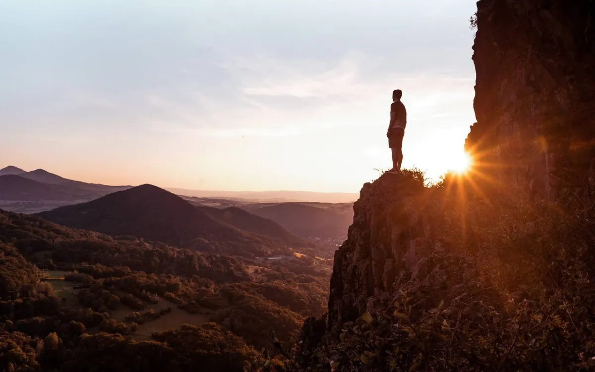 صورة لرجل طويل القامة