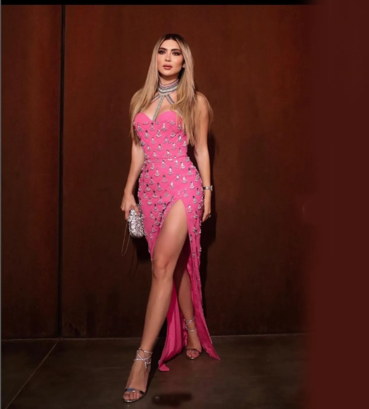 ستيفاني صليبا في فستان مطرز زهري