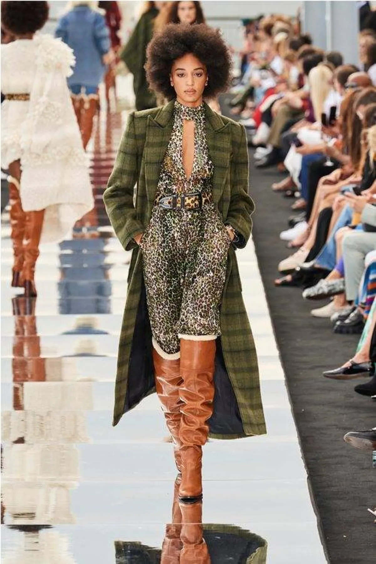 جمبسوت بنقشة حيوانية من دونداس x ريفولف   Dundas x Revolve