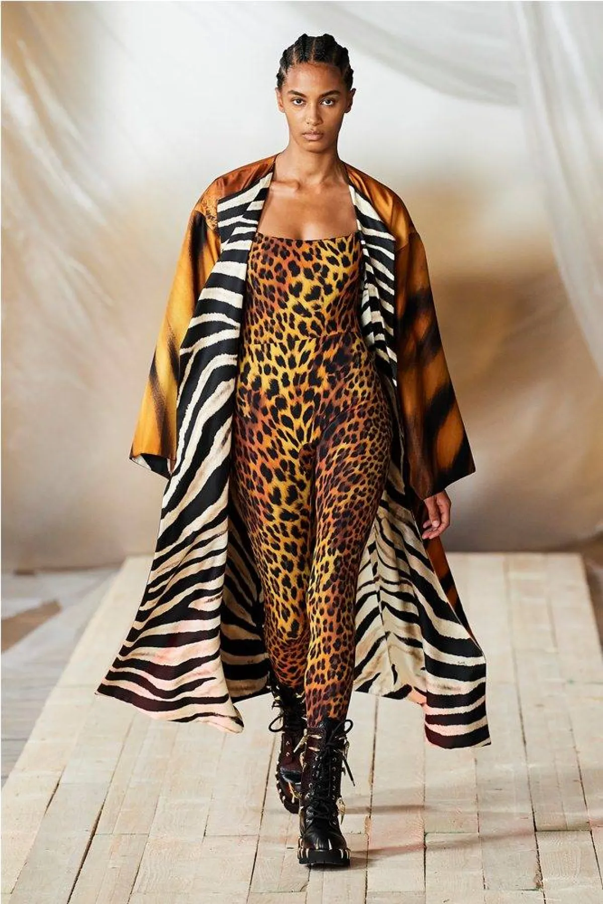 جمبسوت بنقشة حيوانية من روبرتو كافالي  Roberto Cavalli