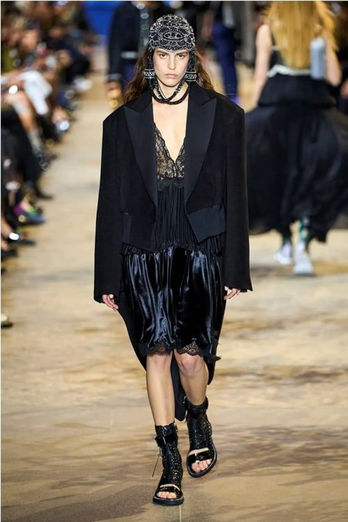 تنورة براقة من لويس فيتون  Louis Vuitton