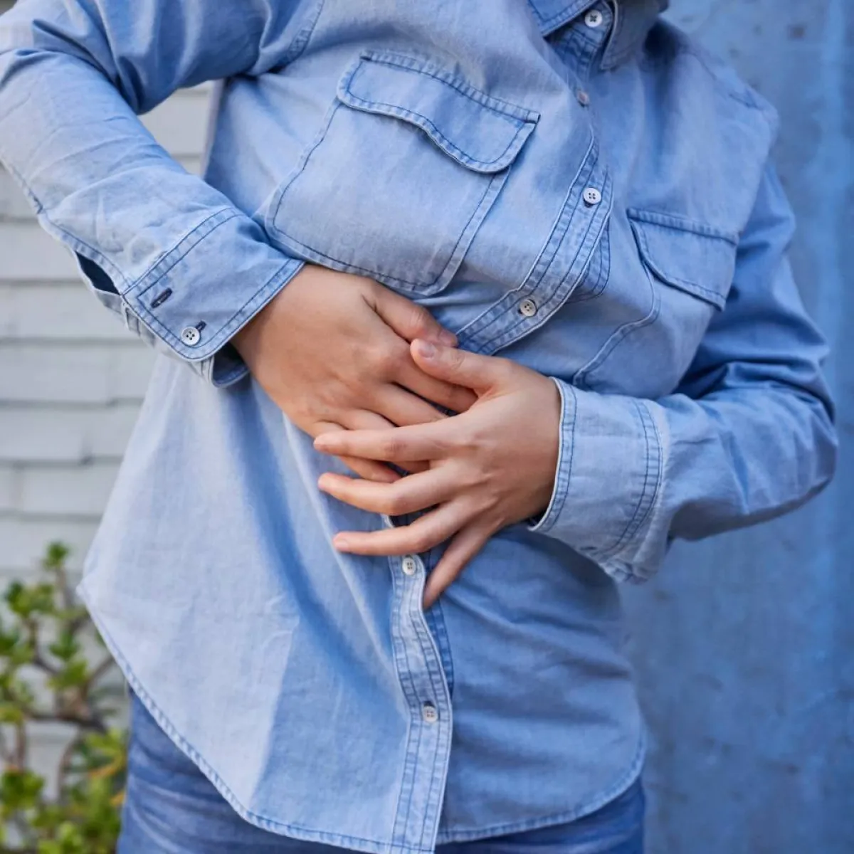 صورة تعبيرية عن ألم البطن.. لعدة أسباب