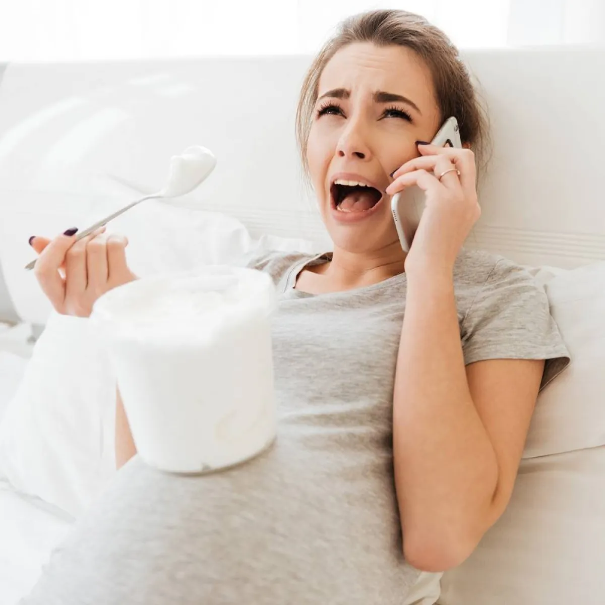 صورة لامرأة تُقبل على الطعام