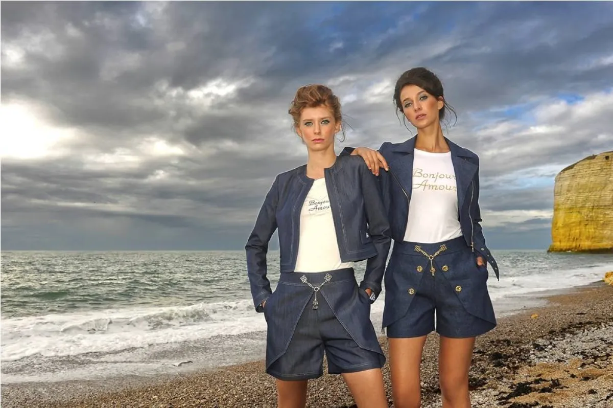 البدلة الشورت لإطلالة أنيقة وجريئة هذا الصيف، من لاميتامورفوز La Metamorphose