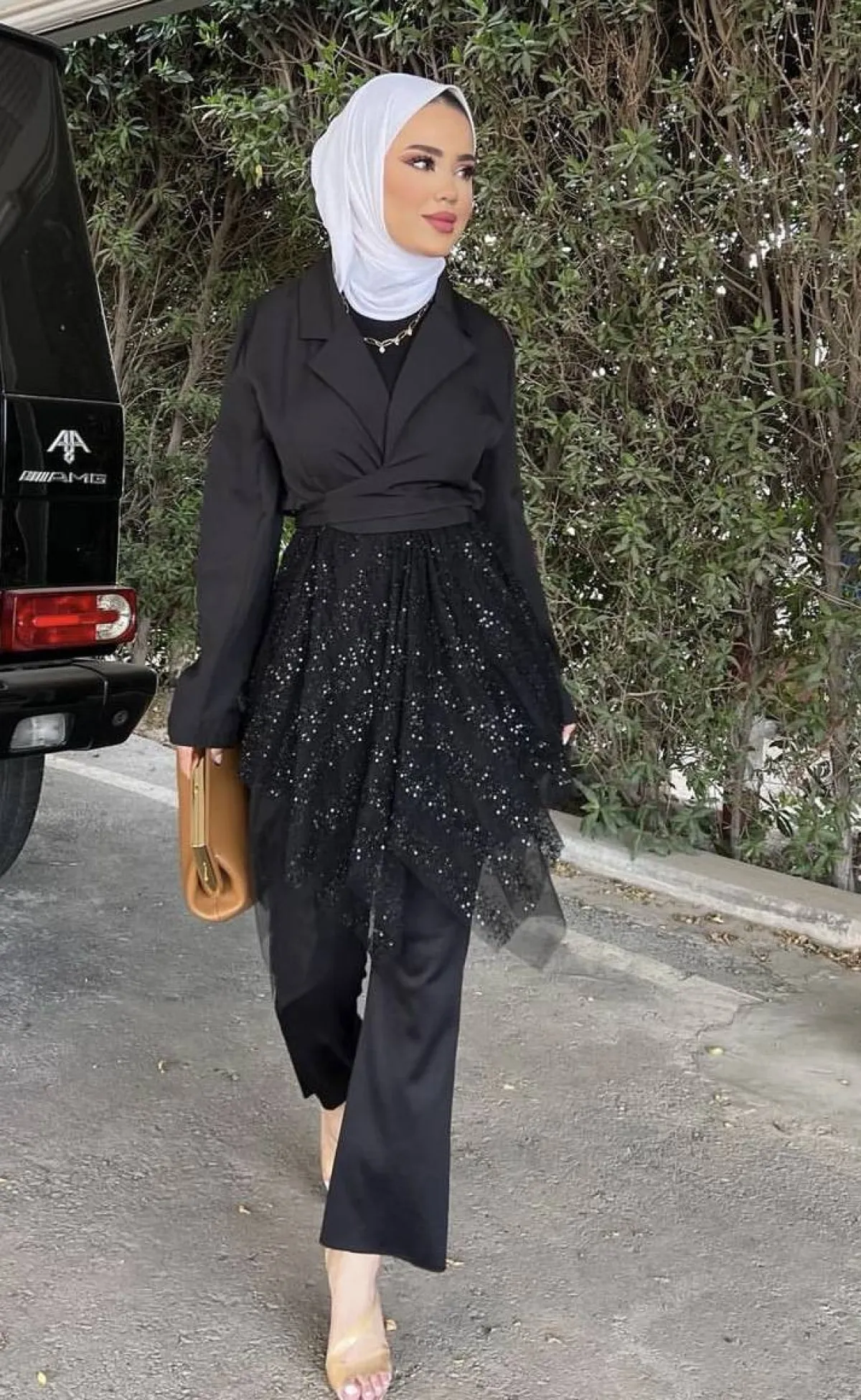 سارة الدهيم باطلالة عصرية