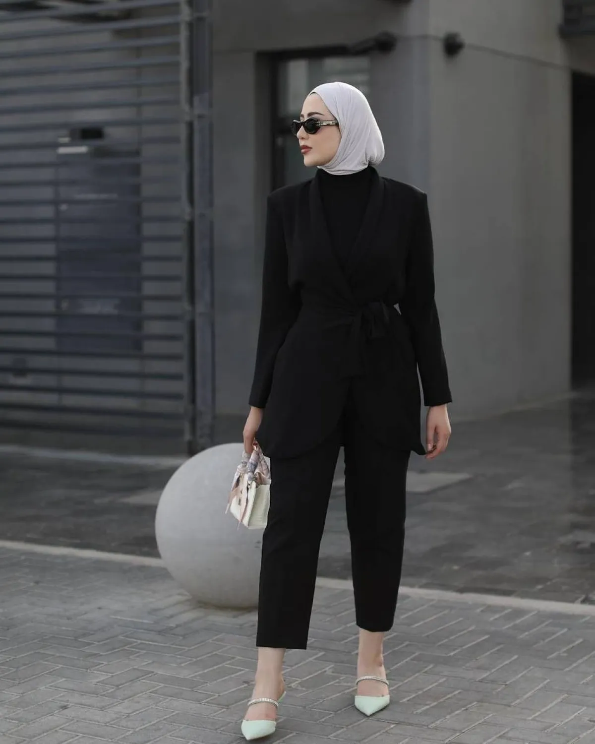 شهد ناصر بالبدلة الرسمية