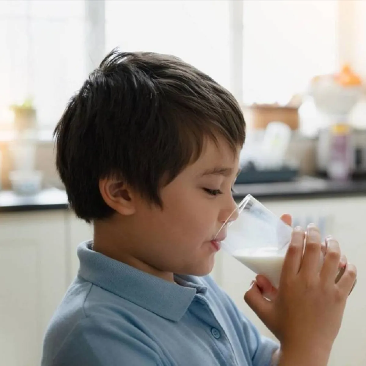 صورة لطفل يشرب اللبن