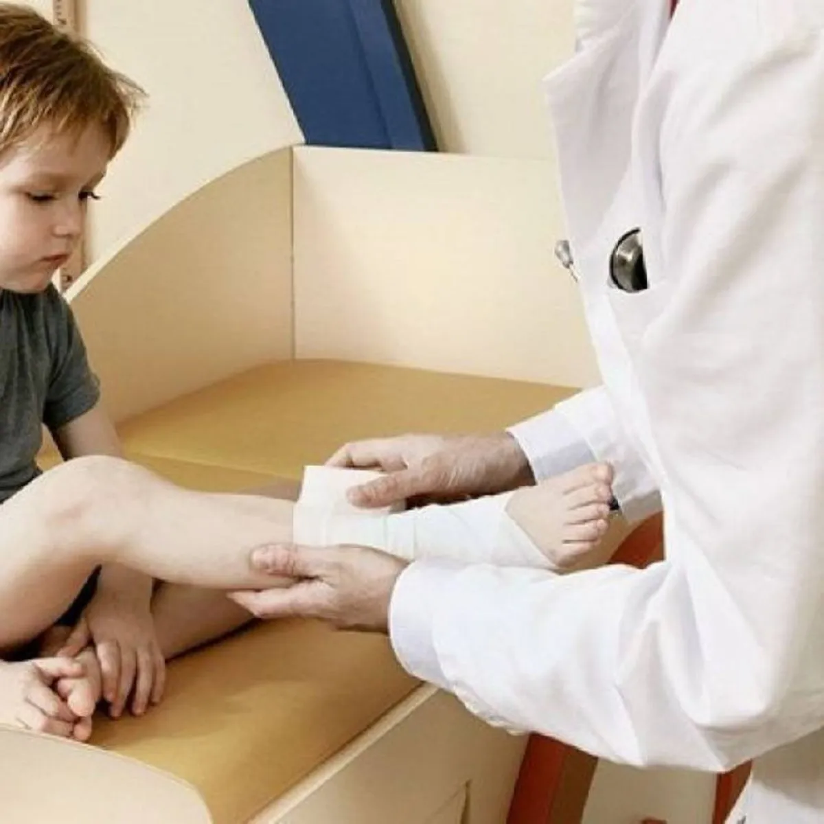 صورة لطفل يتعرض لكسور متكررة