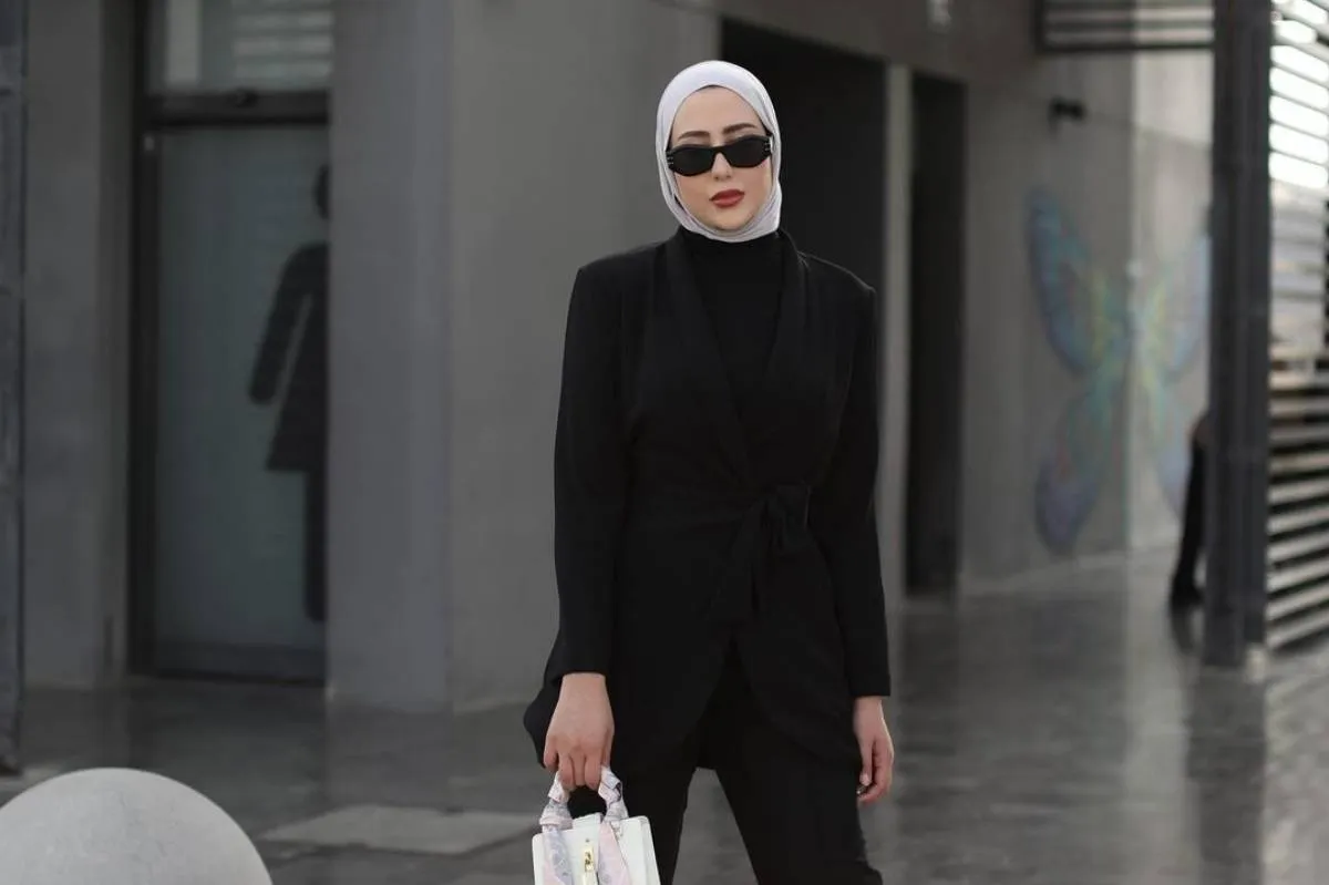 إطلالات مونوكروم باللون الأسود