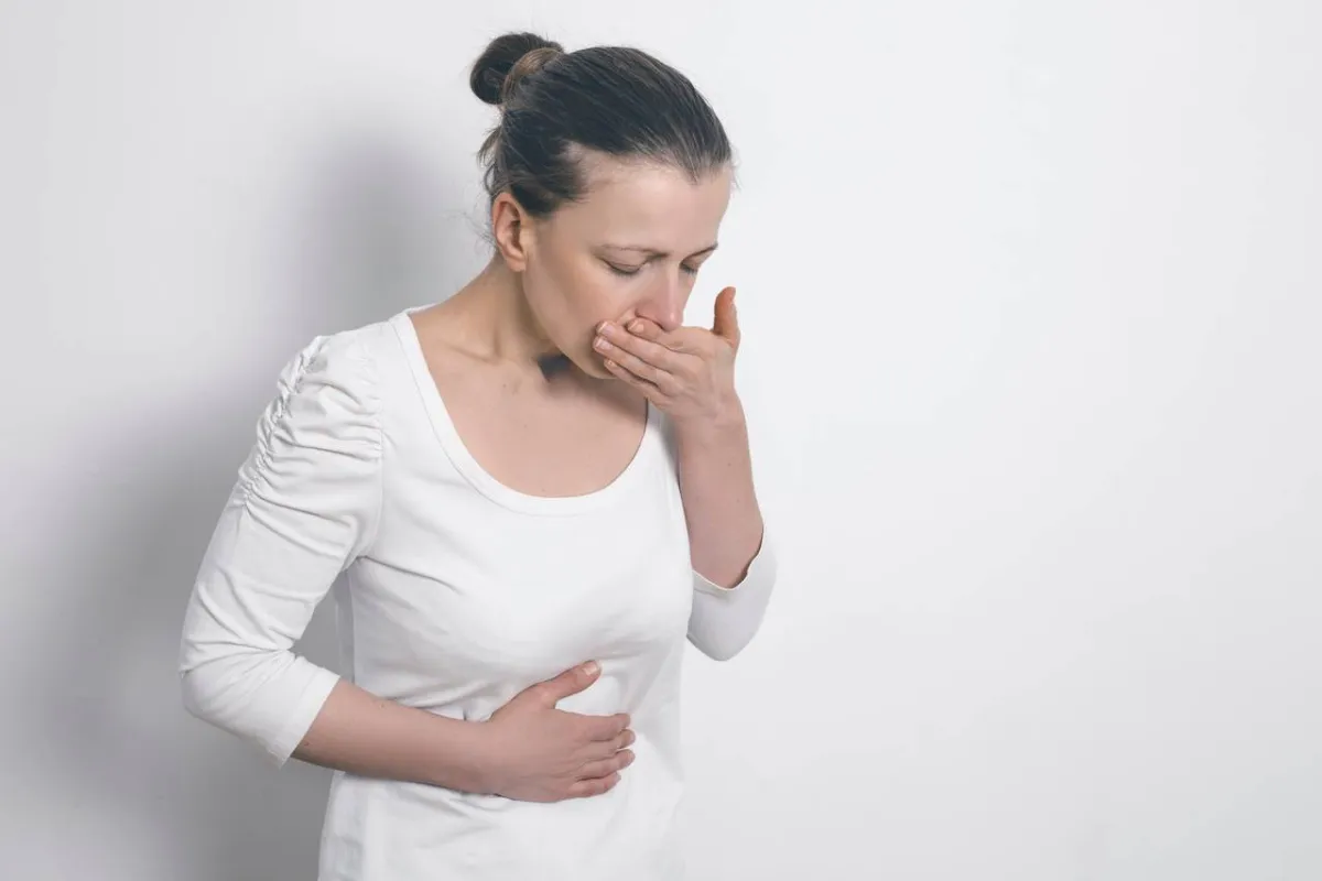 صورة لامرأة تتقيأ