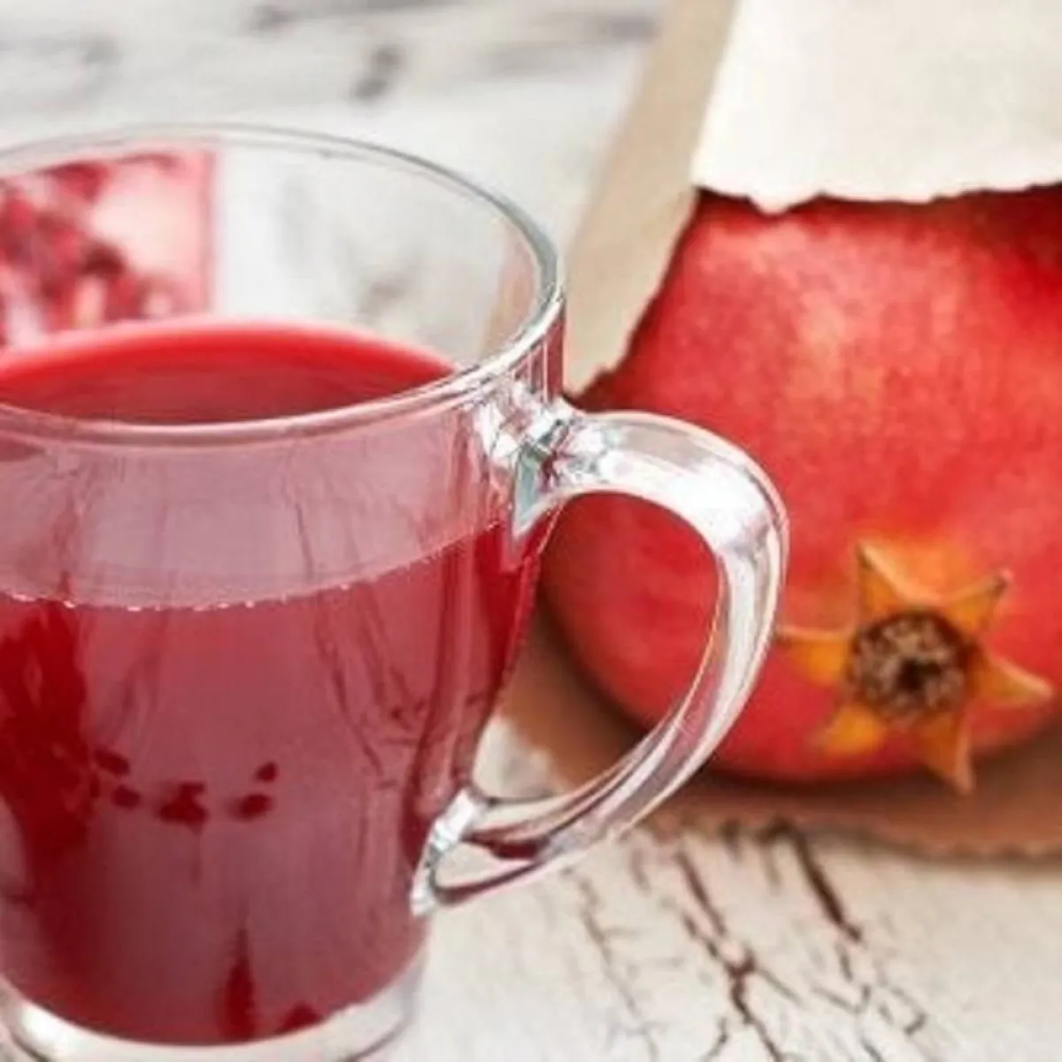 صورة تعبيرية للرمان والعصير