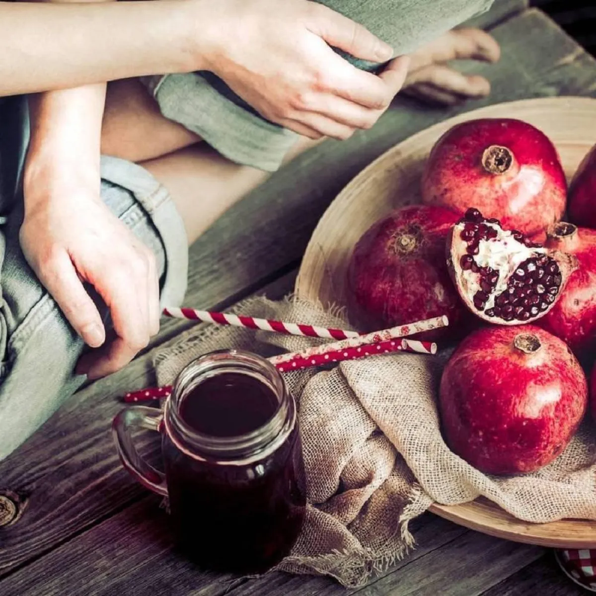 صورة لحبات الرمان وكوب عصير منه