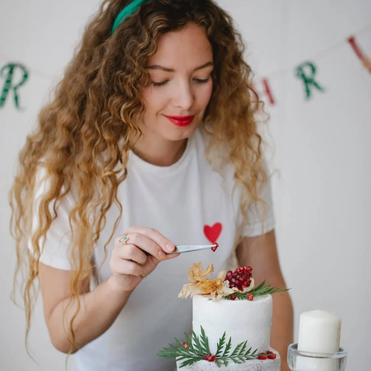 صورة لحامل ممسكة بفصوص الرمان