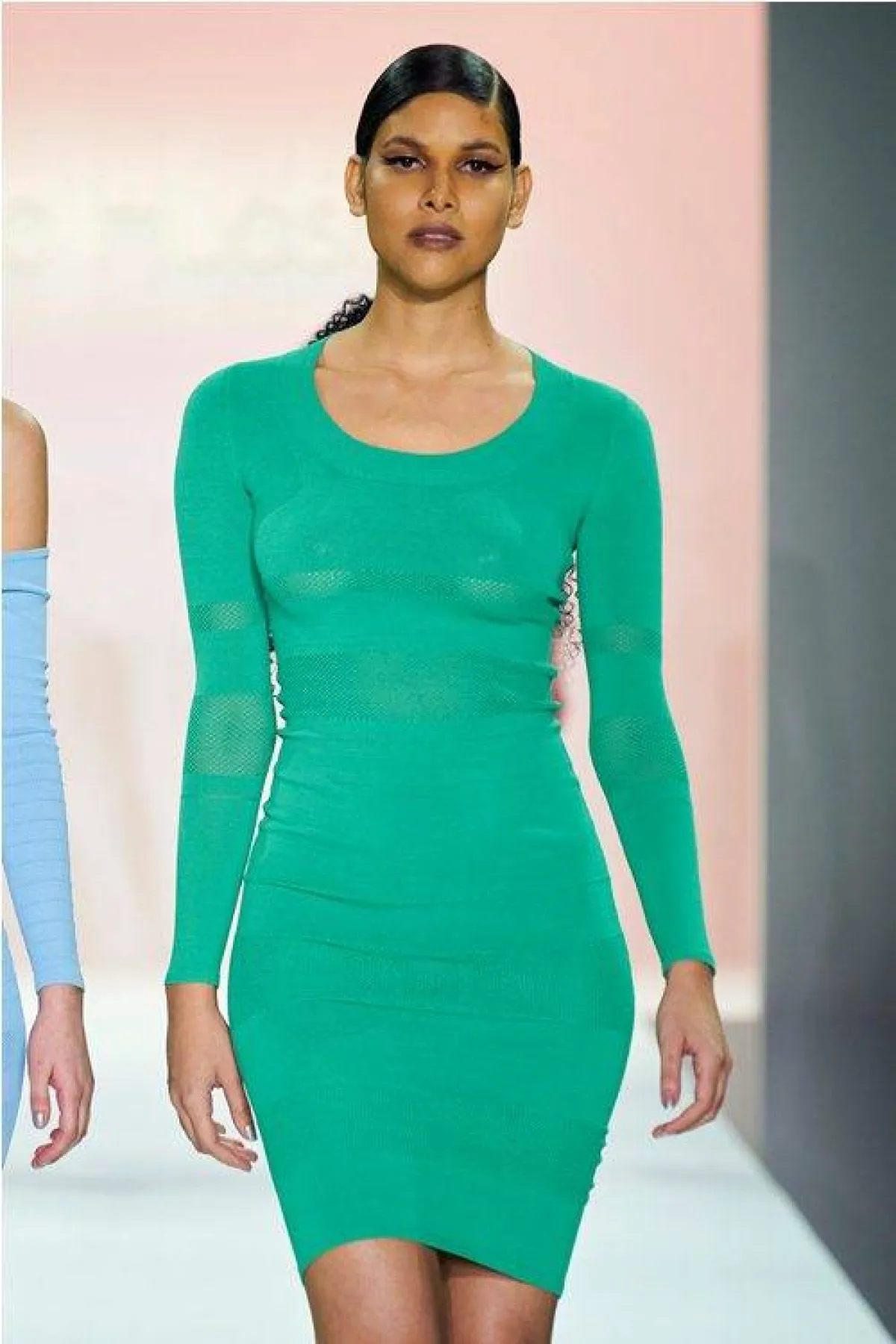 فستان باللون الأخضر من سيرجيو هدسون  Sergio Hudson