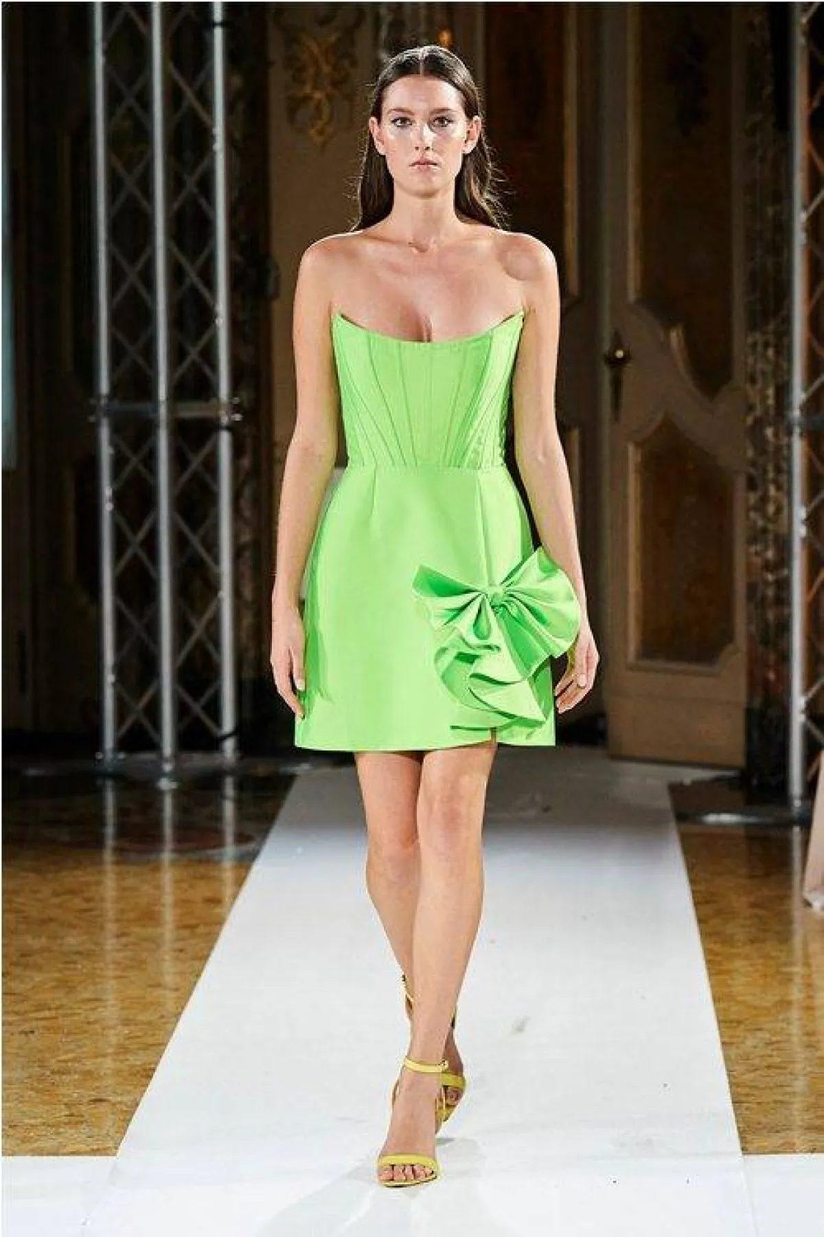 فستان باللون الأخضر من فيتور زربيناتو   Vitor Zerbinato