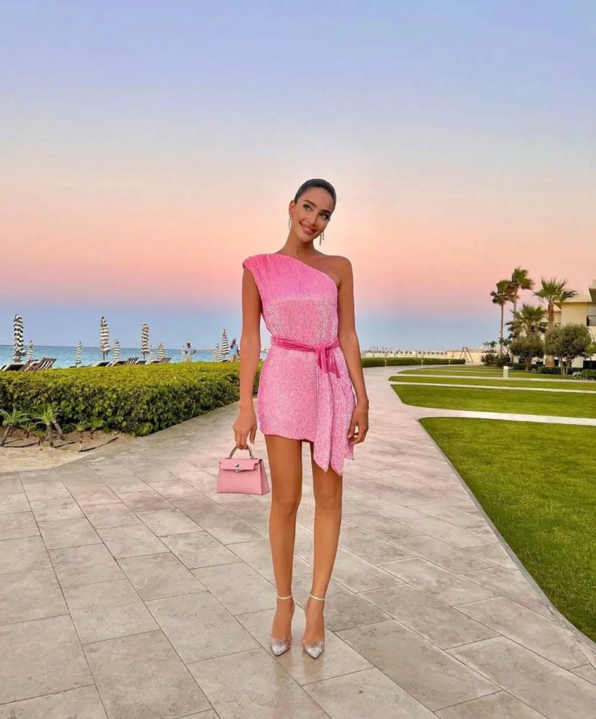 إطلالات جيسيكا قهواتي بالفساتين القصيرة