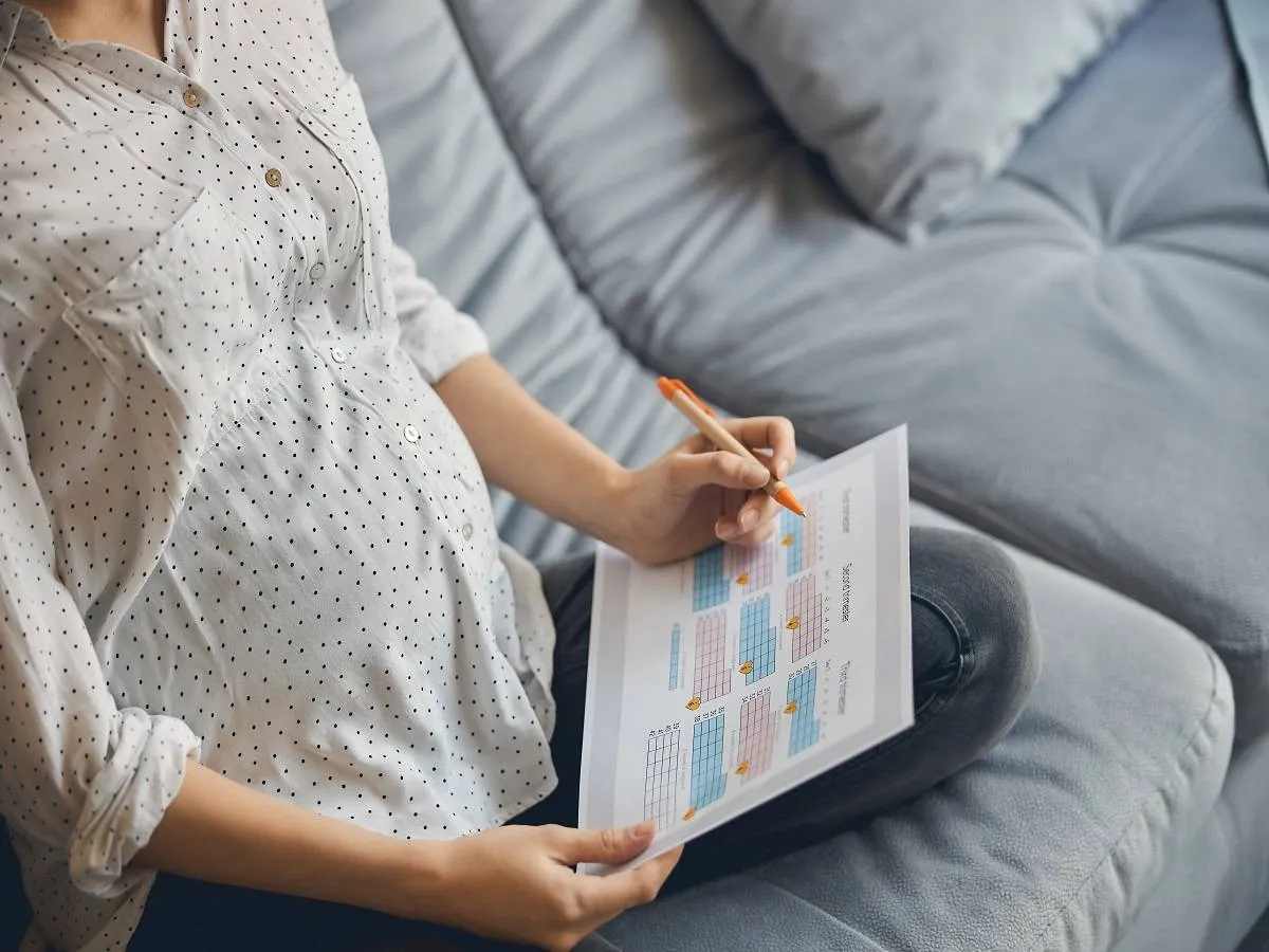 صورة لحامل تحمل قلم وورقة