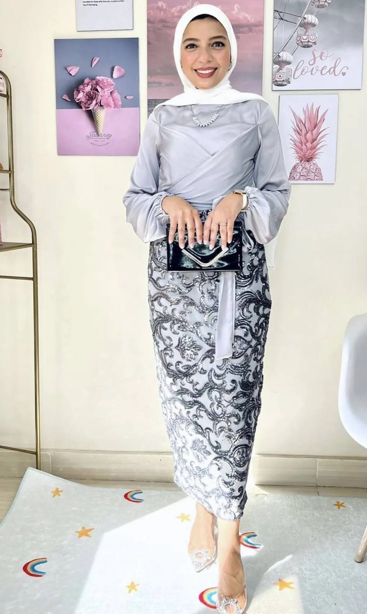 سارة ثروت بالتنورة المطرزة