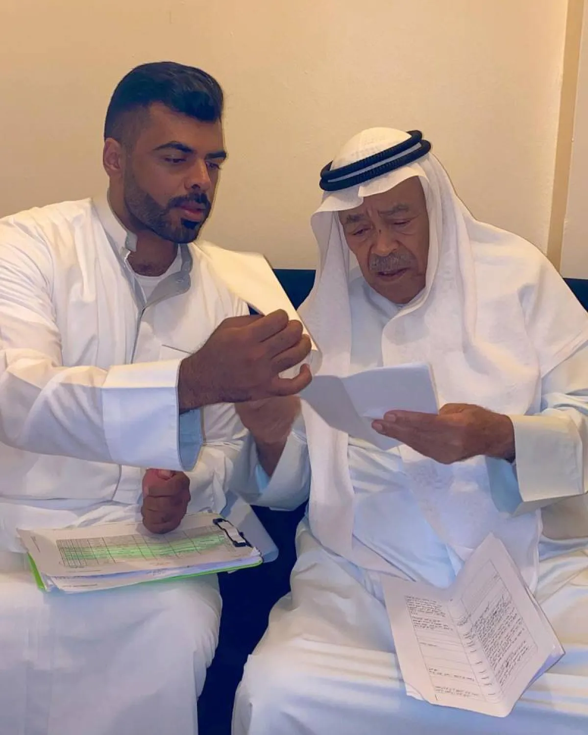 محمد النشمي برفقة الفنان سعد الفرج من كواليس مسلسل " منزل 12" -  صورة من صفحته الرسمية على انستغرام