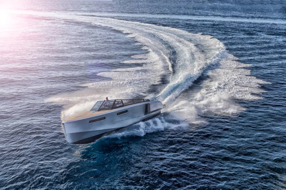 الاستعمتاع بجولة بحرية 