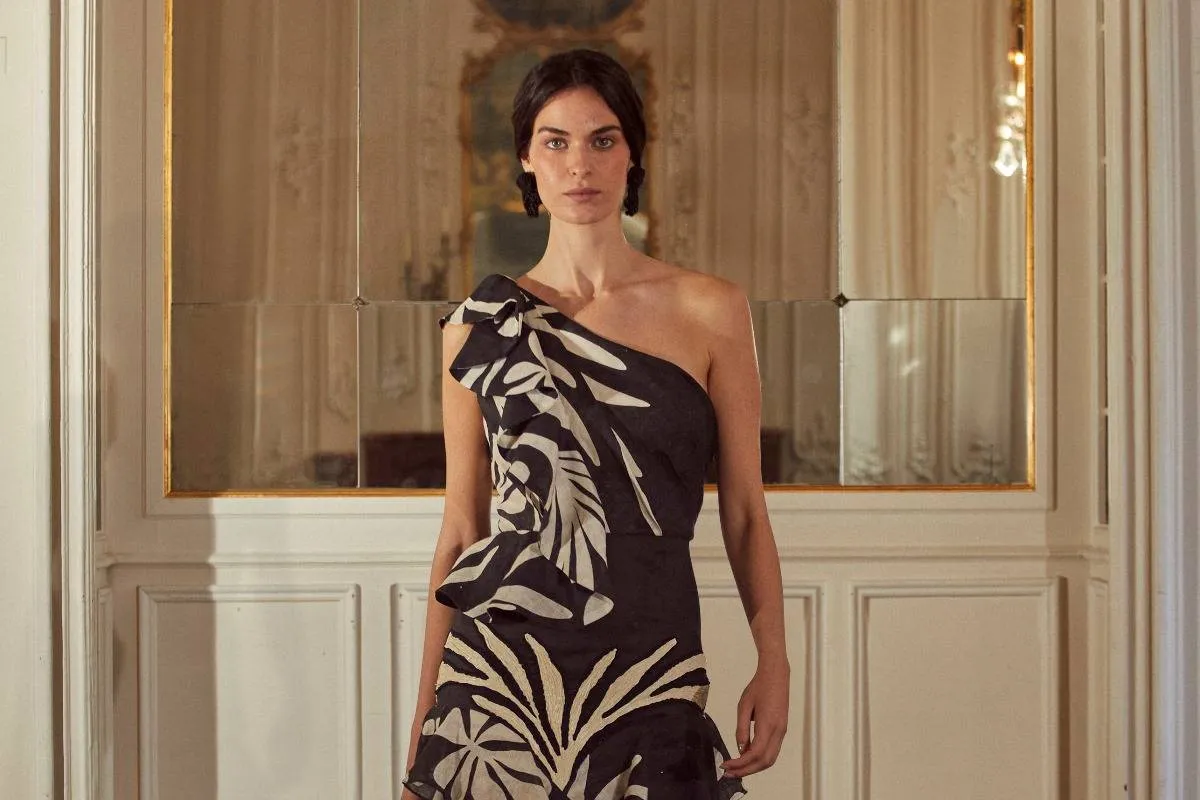 موديلات بلايز وفساتين كتف واحدة