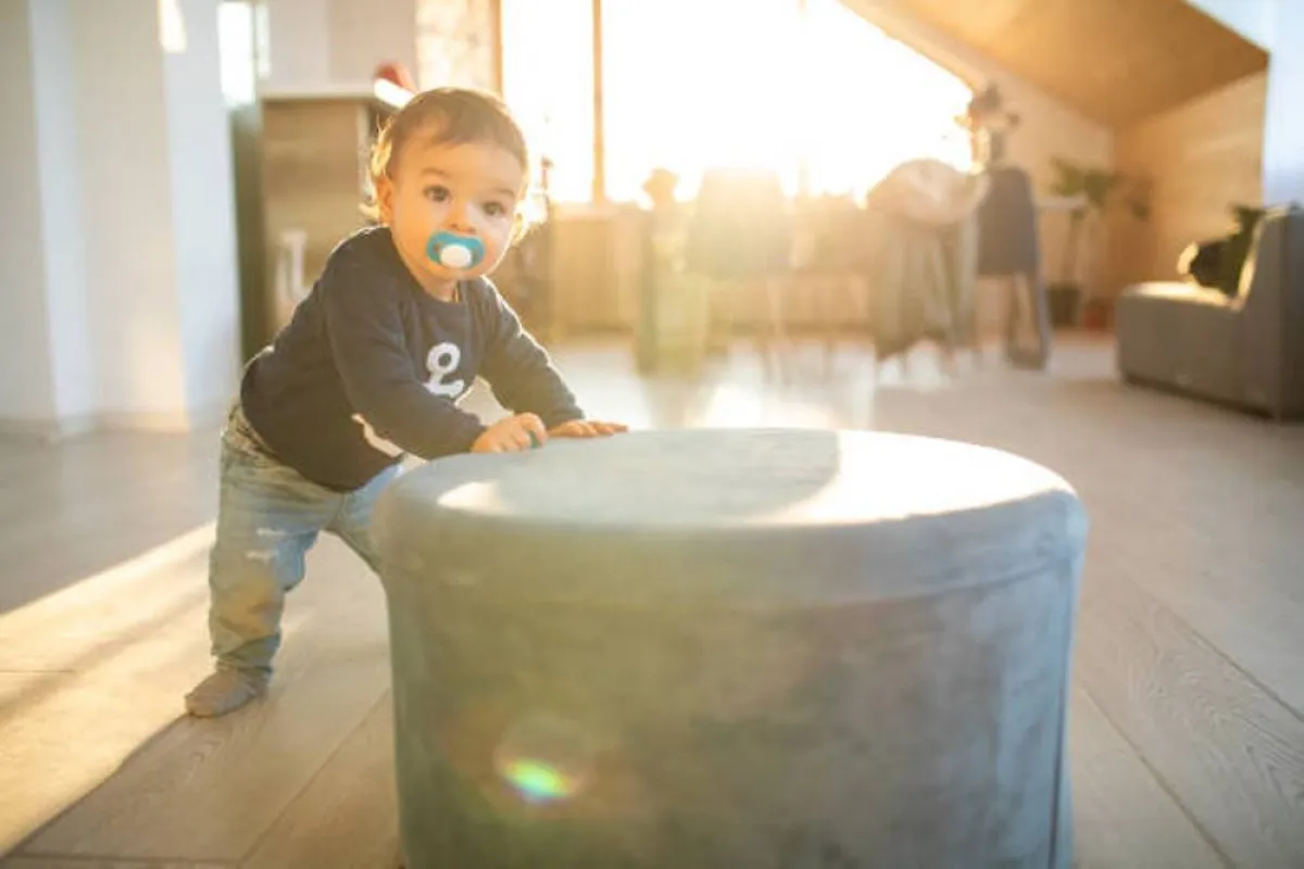 صورة لطفل يلف حول مشاية ثابتة